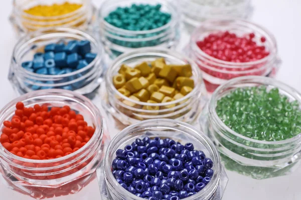 Kunststoffbehälter Mit Verschiedenen Perlen Auf Weißem Hintergrund Nahaufnahme — Stockfoto