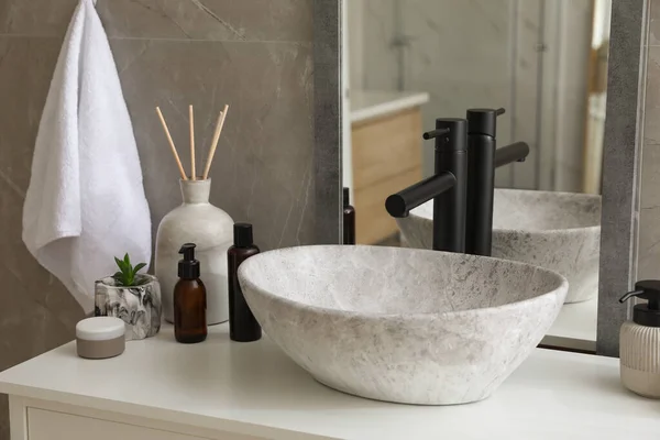 Waschbecken Aus Stein Mit Wasserhahn Und Toilettenartikeln Auf Weißer Arbeitsplatte — Stockfoto