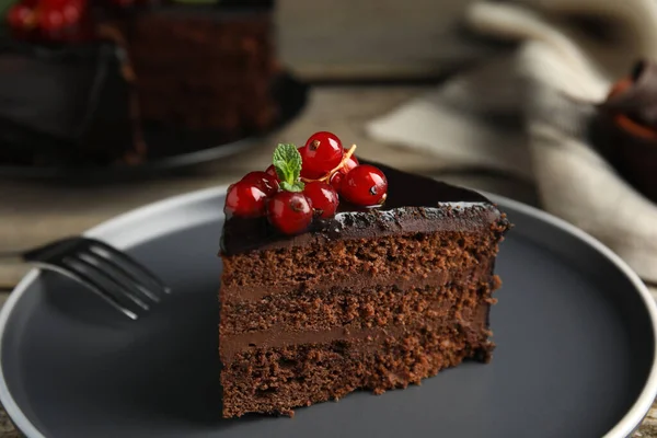 Stück Leckerer Hausgemachter Schokoladenkuchen Mit Beeren Und Minze Auf Teller — Stockfoto