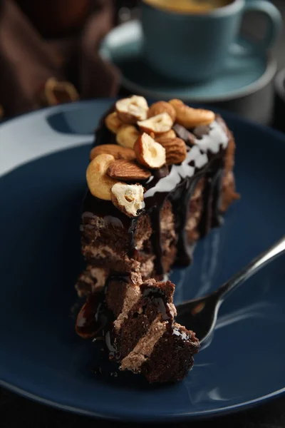 Stück Leckerer Hausgemachter Schokoladenkuchen Mit Nüssen Auf Teller Nahaufnahme — Stockfoto