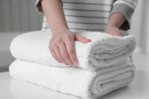柔らかい白いタオルを屋内に触れ女性 クローズアップ — ストック写真