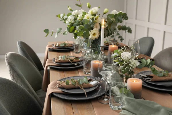 美しい花の装飾が室内でお祭りテーブルの設定 — ストック写真