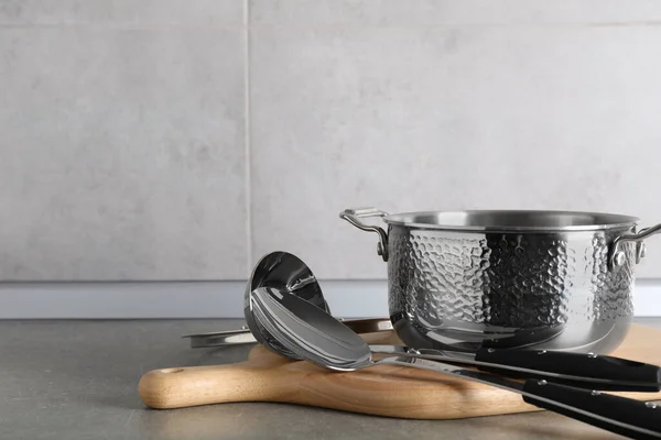 Set Diferentes Utensilios Cocina Encimera Gris Cocina Espacio Para Texto — Foto de Stock