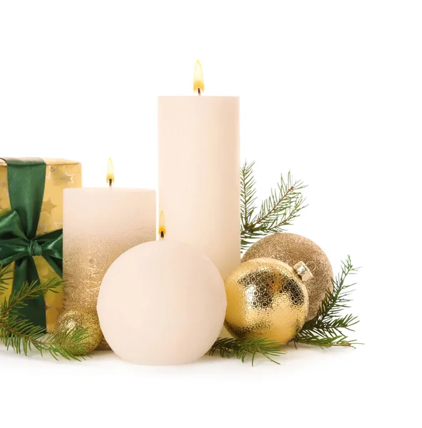 Красивые Горящие Свечи Рождественским Декором Белом Фоне — стоковое фото