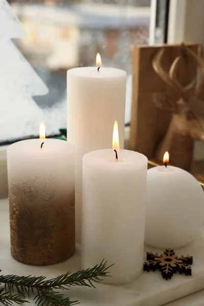 Hermosas Velas Encendidas Con Decoración Navidad Alféizar Ventana Interior — Foto de Stock