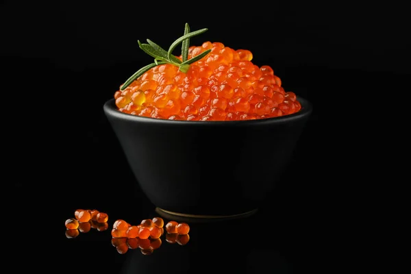 Delicioso Caviar Vermelho Alecrim Sobre Fundo Preto — Fotografia de Stock