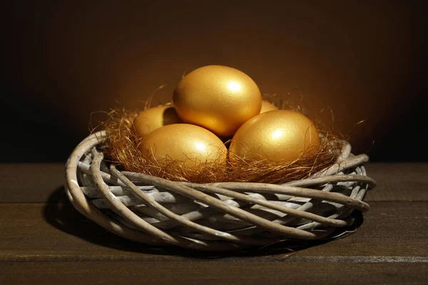 Glanzende Gouden Eieren Nest Houten Tafel — Stockfoto