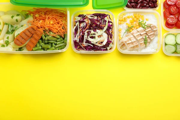 Conjunto Recipientes Plástico Com Alimentos Frescos Sobre Fundo Amarelo Flat — Fotografia de Stock
