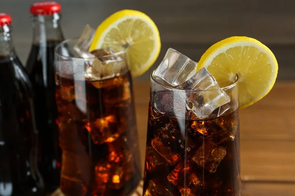 Gläser Mit Erfrischendem Sodawasser Mit Eis Und Zitronenscheiben Auf Verschwommenem — Stockfoto
