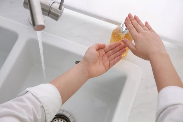 Kvinna Tvätta Händerna Med Flytande Tvål Hemma Närbild — Stockfoto
