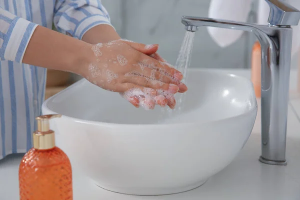 Donna Che Lava Mani Con Sapone Liquido Bagno Primo Piano — Foto Stock