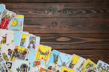 Tarot kartları ahşap masada, üst manzara. Metin için boşluk