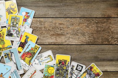 Tarot kartları ahşap masada, üst manzara. Metin için boşluk