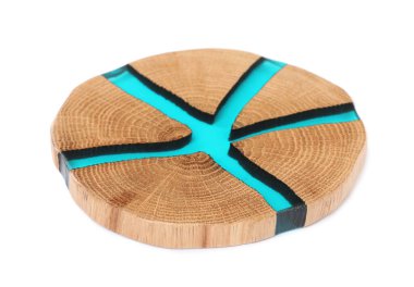 Beyaz bardakta izole edilmiş şık bir bardak altlığı.