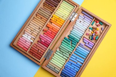 Renk arkaplanı, üst görünüm üzerine ahşap kutuda pastel çizim