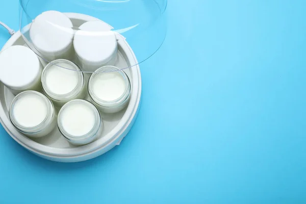 Moderno Fabricante Yogur Con Frascos Completos Sobre Fondo Azul Claro — Foto de Stock