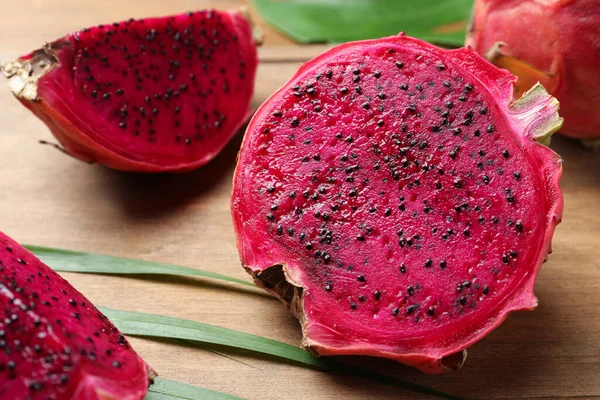 Deliciosa Fruta Pitahaya Roja Cortada Sobre Tabla Madera Primer Plano — Foto de Stock