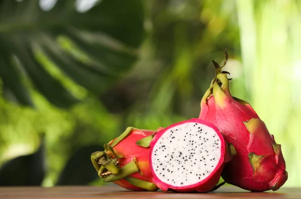 Delicioso Corte Frutos Enteros Dragón Pitahaya Sobre Mesa Madera Espacio —  Fotos de Stock