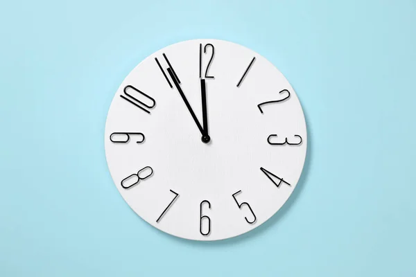 Elegante Reloj Analógico Colgando Pared Azul Claro Cuenta Atrás Año —  Fotos de Stock