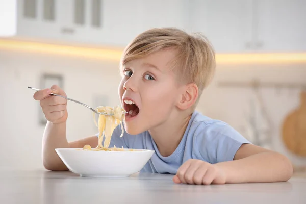 Junge Isst Leckere Pasta Tisch Küche — Stockfoto