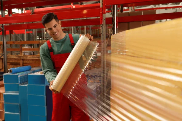 Worker Wrapping Boxes Stretch Film Warehouse — Stock Photo, Image