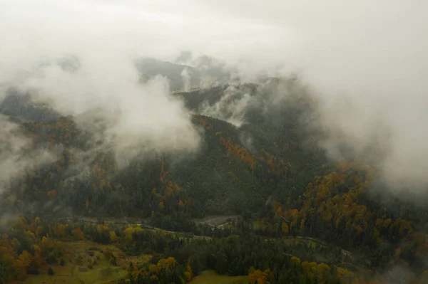 Vista Aérea Das Montanhas Cobertas Com Nevoeiro — Fotografia de Stock