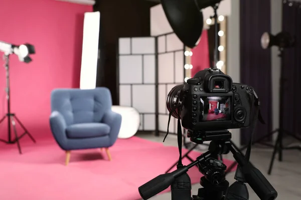 Elegante Sillón Azul Estudio Fotografía Con Equipo Profesional Enfoque Cámara — Foto de Stock