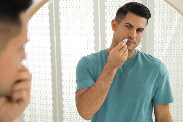 Mann Trägt Hause Vor Spiegel Hygienischen Lippenbalsam Auf — Stockfoto
