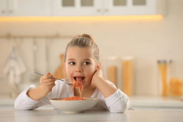 Petite Fille Mignonne Mangeant Des Pâtes Savoureuses Table Dans Cuisine — Photo