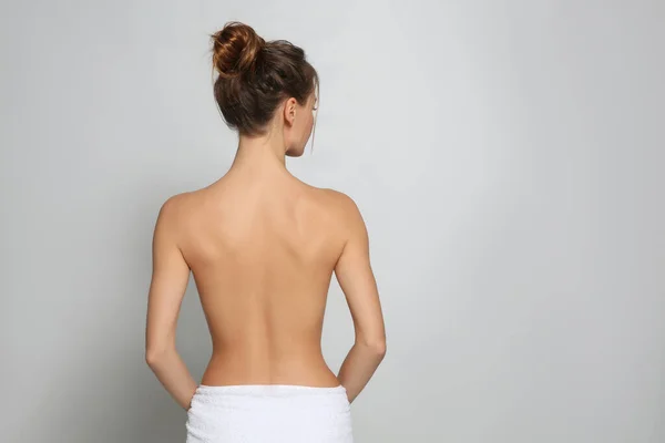 Rückenansicht Einer Frau Mit Perfekt Glatter Haut Auf Hellgrauem Hintergrund — Stockfoto