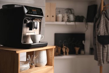 Modern kahve makinesi ofis mutfağında lezzetli içecekler yapıyor. Metin için boşluk