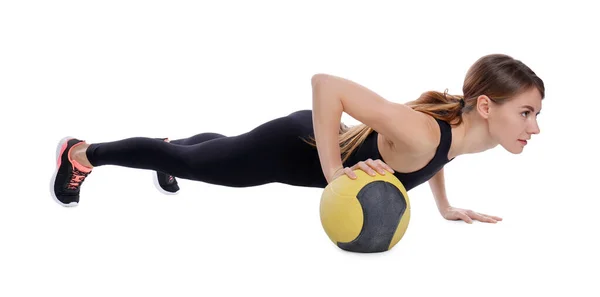 Спортивная Женщина Делает Упражнения Мячом Медицины Изолированы Белом — стоковое фото
