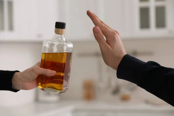 Homme Refusant Boire Whisky Dans Cuisine Gros Plan Traitement Dépendance — Photo