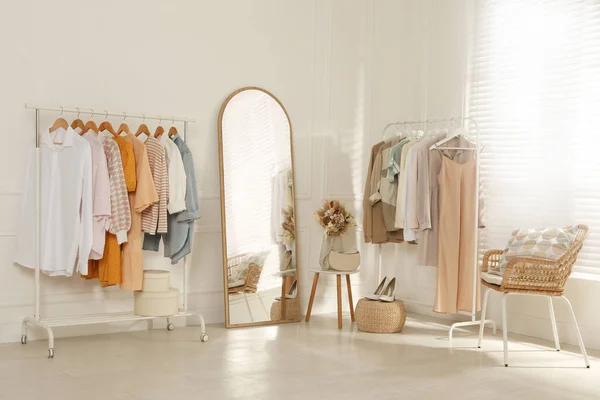 Modern Omklädningsrum Interiör Med Eleganta Kläder Skor Och Vackra Torra — Stockfoto