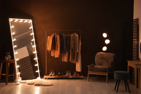 Snygg Spegel Med Glödlampor Och Bekväm Fåtölj Omklädningsrummet Inredning — Stockfoto