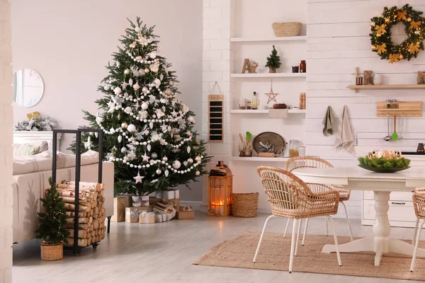 Άνετο Εσωτερικό Τραπεζαρίας Χριστουγεννιάτικο Δέντρο Και Εορταστική Διακόσμηση — Φωτογραφία Αρχείου
