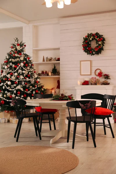 Gezellige Eetkamer Interieur Met Kerstboom Feestelijke Inrichting — Stockfoto