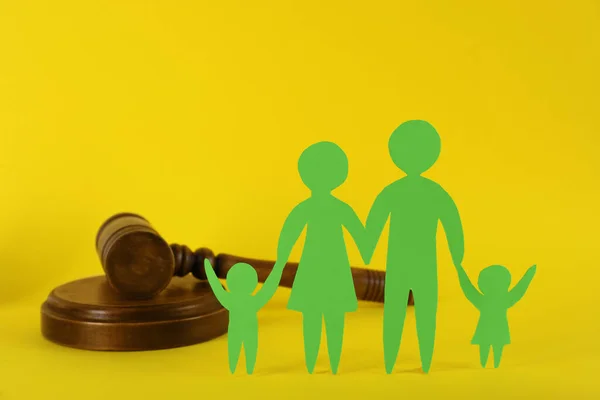 Papírová Rodinná Postava Dřevěný Kladívko Žlutém Pozadí Koncept Adopce Dítěte — Stock fotografie