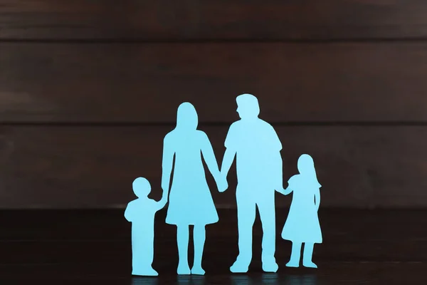 Papírová Postava Rodiny Dřevěném Stole Koncept Adopce Dítěte — Stock fotografie