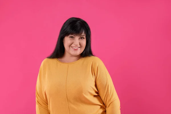 Mooie Overgewicht Volwassen Vrouw Met Charmante Glimlach Roze Achtergrond — Stockfoto