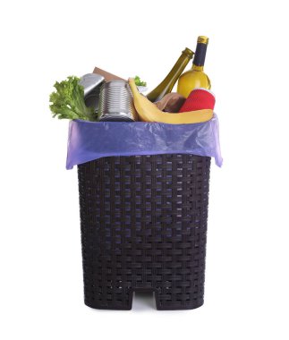 Çöp tenekesi beyaz arka planda çöp dolu. Çöp geri dönüşümü