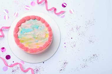 Lezzetli kremalı tatlı bento keki ve beyaz arka planda dekor, üst manzara.