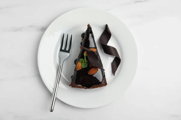 Pezzo Gustosa Torta Cioccolato Fatta Casa Con Menta Mandorle Sul — Foto Stock