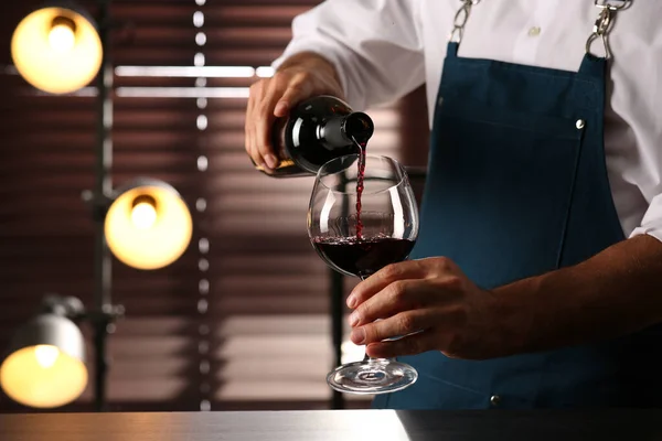Bartendern Häller Rött Vin Glas Inomhus Närbild Plats För Text — Stockfoto
