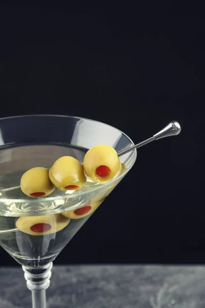 Martini Cocktail Avec Des Olives Sur Table Sur Fond Sombre — Photo