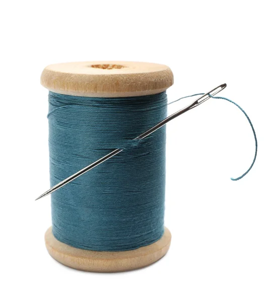 白い背景に針付きライトブルーの縫製糸 — ストック写真