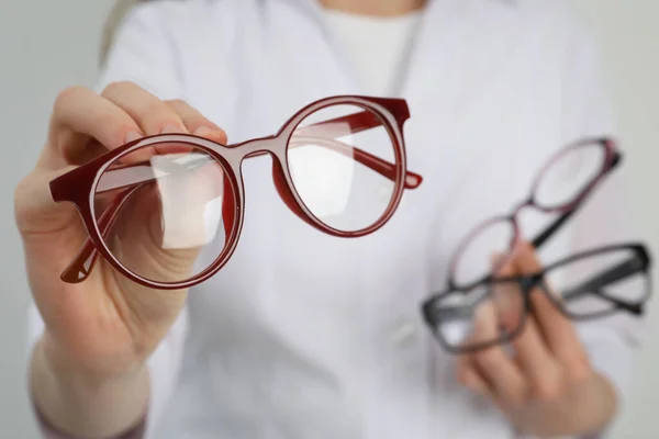 Frau Mit Unterschiedlicher Brille Auf Hellem Hintergrund Nahaufnahme — Stockfoto