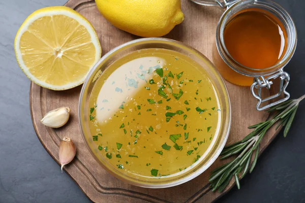 Mangkuk Dengan Saus Lemon Dan Bahan Bahan Atas Meja Gelap — Stok Foto