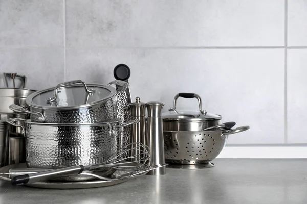 Набір Різних Посуду Приготування Їжі Сірій Стільниці Кухні — стокове фото