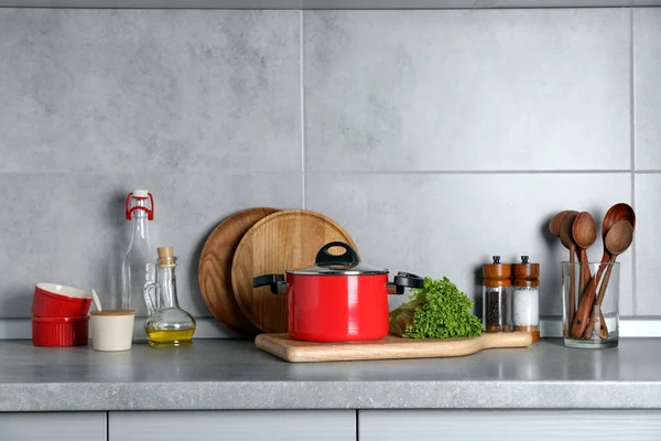台所の灰色のカウンターの上に異なる調理器具や製品のセット — ストック写真